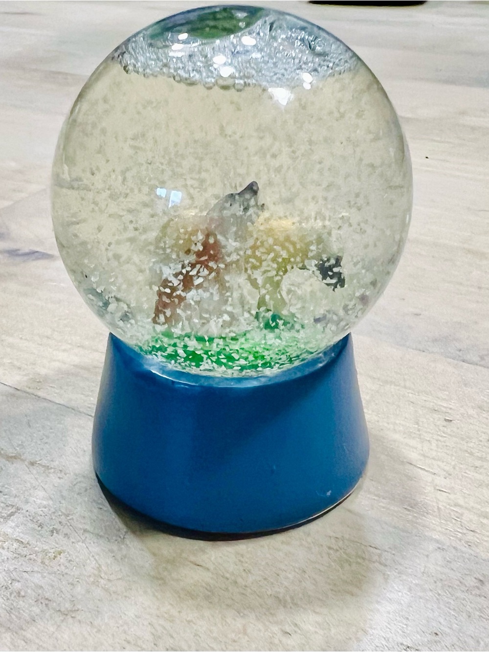 Vintage Kikkerland Wildlife Snowglobe - Wolves